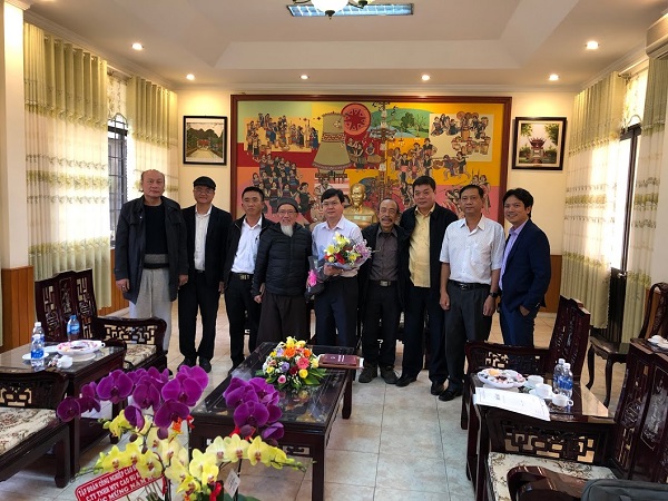 Lãnh đạo UBND tỉnh Kon Tum làm việc với Dược sỹ Đào Kim Long (hàng ghế đầu tiên bên trái) về bảo tồn và phát triển Sâm Ngọc Linh
