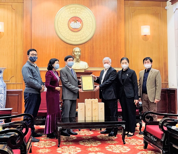 Ban lãnh đạo Sâm Nghị Gia tiếp nhận Thư cảm ơn từ Bí thư Trung ương Đảng, Chủ tịch Ủy ban Trung ương MTTQ Việt Nam Đỗ Văn Chiến