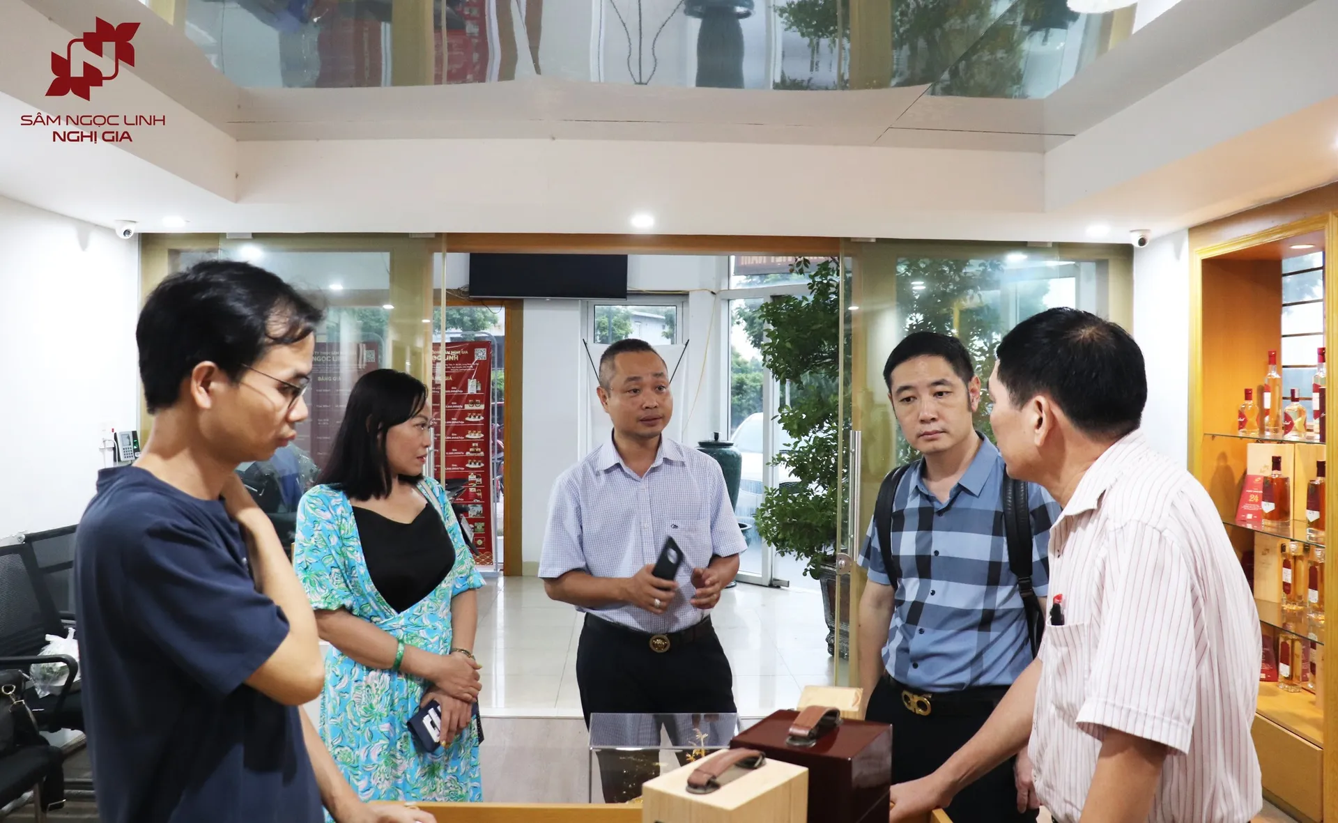 Sâm Ngọc Linh Nghị Gia làm việc với Hiệp hội Thương mại điện tử Việt Nam Toàn Cầu và hai đối tác đại diện doanh nghiệp Trung Quốc 3